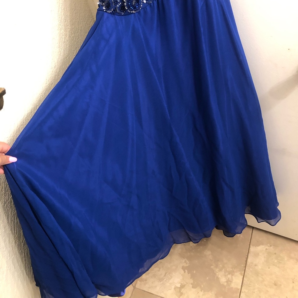 Formal dress - Picture 4 of 5